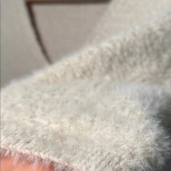 Quiet Luxury Cream V-Neck Sweater Short Sleeved Minimalist Neutral - Picture 2 of 5